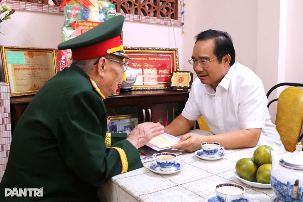 Chủ tịch UBND TPHCM thăm thương, bệnh binh, người có công với cách mạng - 2 Chủ tịch UBND TPHCM thăm thương, bệnh binh, người có công với cách mạng - 2
