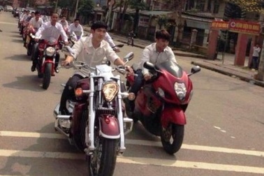 Dàn mô tô “khủng” diễu phố: Khó xử lý vì tài xế đã sang… Lào