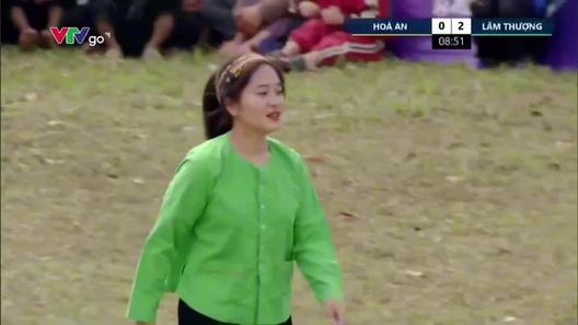 Hoa khôi bóng đá vùng cao diện áo bà ba, gây sốt với màn sút bóng tung lưới