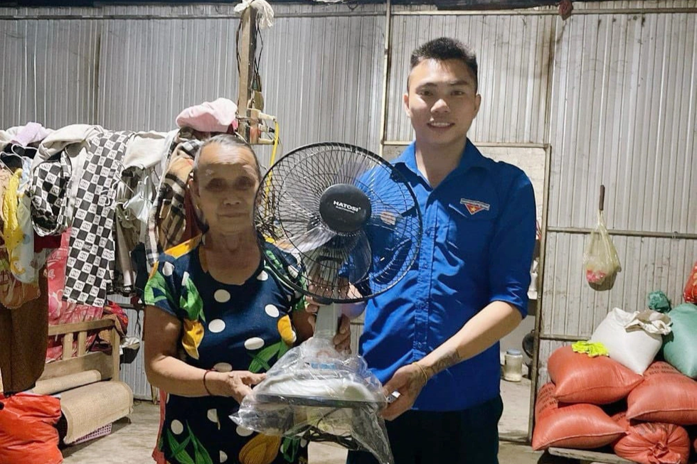 Thoát cảnh bại tay quạt ngày nóng, cụ ông thốt lên chôm lắm, chôm lắm - 7 Thoát cảnh bại tay quạt ngày nóng, cụ ông thốt lên chôm lắm, chôm lắm - 7