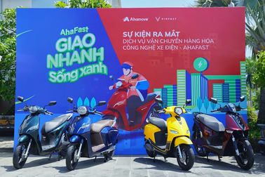 VinFast hợp tác Ahamove ra mắt dịch vụ vận chuyểnhàng bằng xe máy điện Ahafast