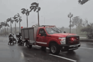 Xe cảnh sát PCCC che chắn cho hàng chục xe máy đi qua cầu ở Hà Nội