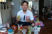 Vừa học vừa kết cườm giúp mẹ, vẫn đỗ thủ khoa