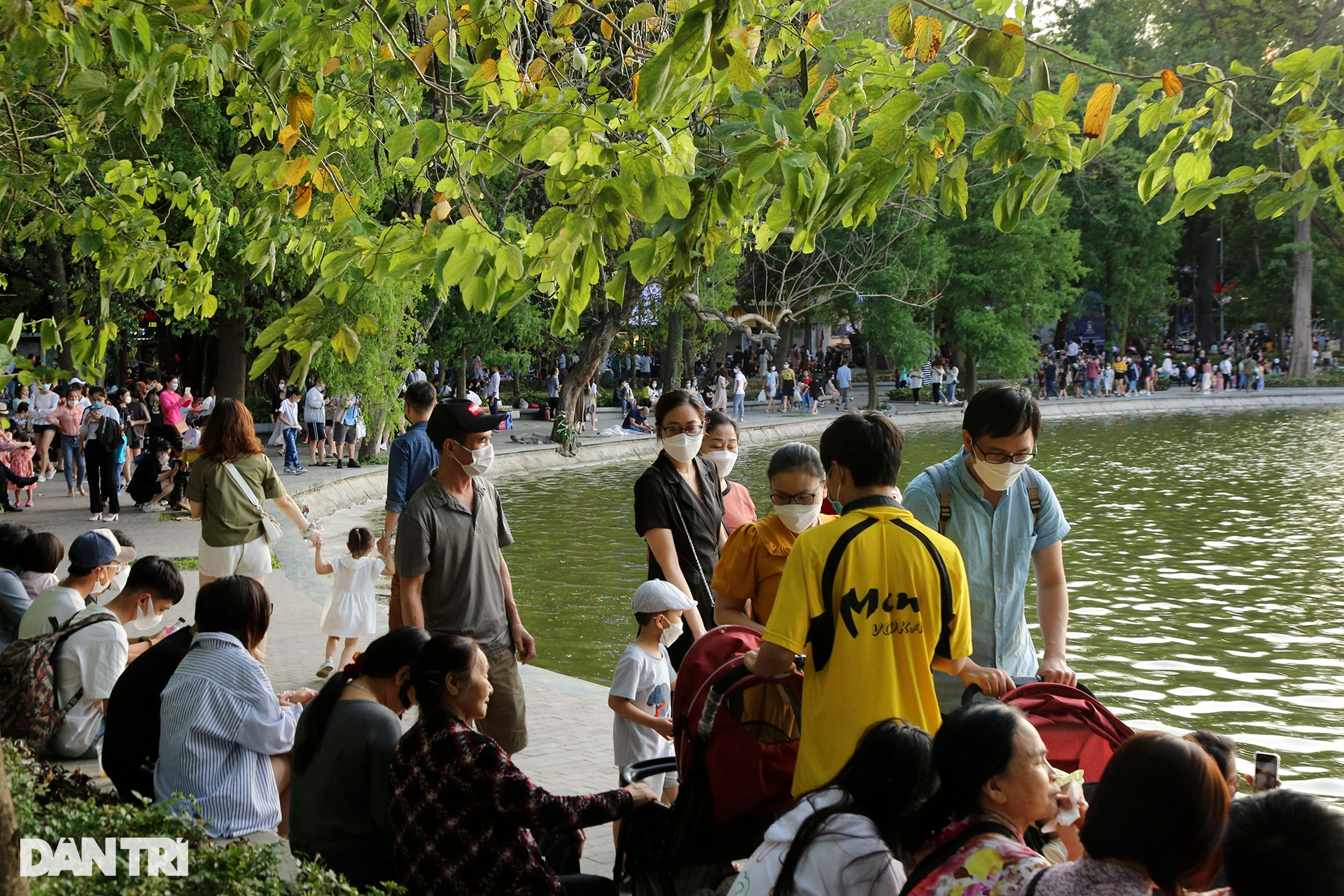 Thời tiết tuyệt đẹp, phố đi bộ quanh Hồ Gươm đông kín khách - 14