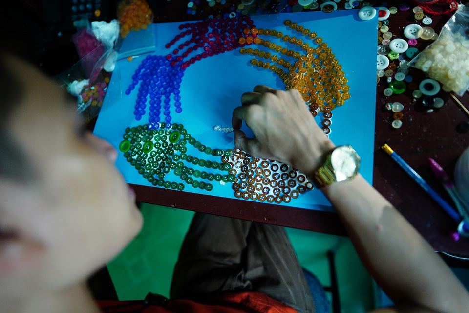 Chàng kỹ sư Hóa làm tranh cổ động chống dịch Covid-19 bằng nút áo - 1 Chàng kỹ sư Hóa làm tranh cổ động chống dịch Covid-19 bằng nút áo - 1