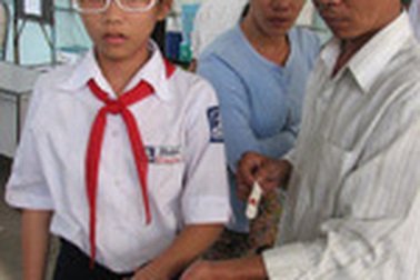 Giám thị dùng thước đánh học sinh chảy máu tay 