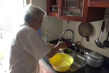 Hà Nội: Mất nước, dân chung cư phải hứng nước rửa hố rác dùng tạm