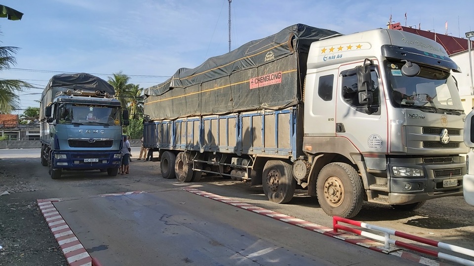 Bị yêu cầu kiểm tra xe, tài xế khóa cửa... mắc võng nằm ngủ - 1 Bị yêu cầu kiểm tra xe, tài xế khóa cửa... mắc võng nằm ngủ - 1