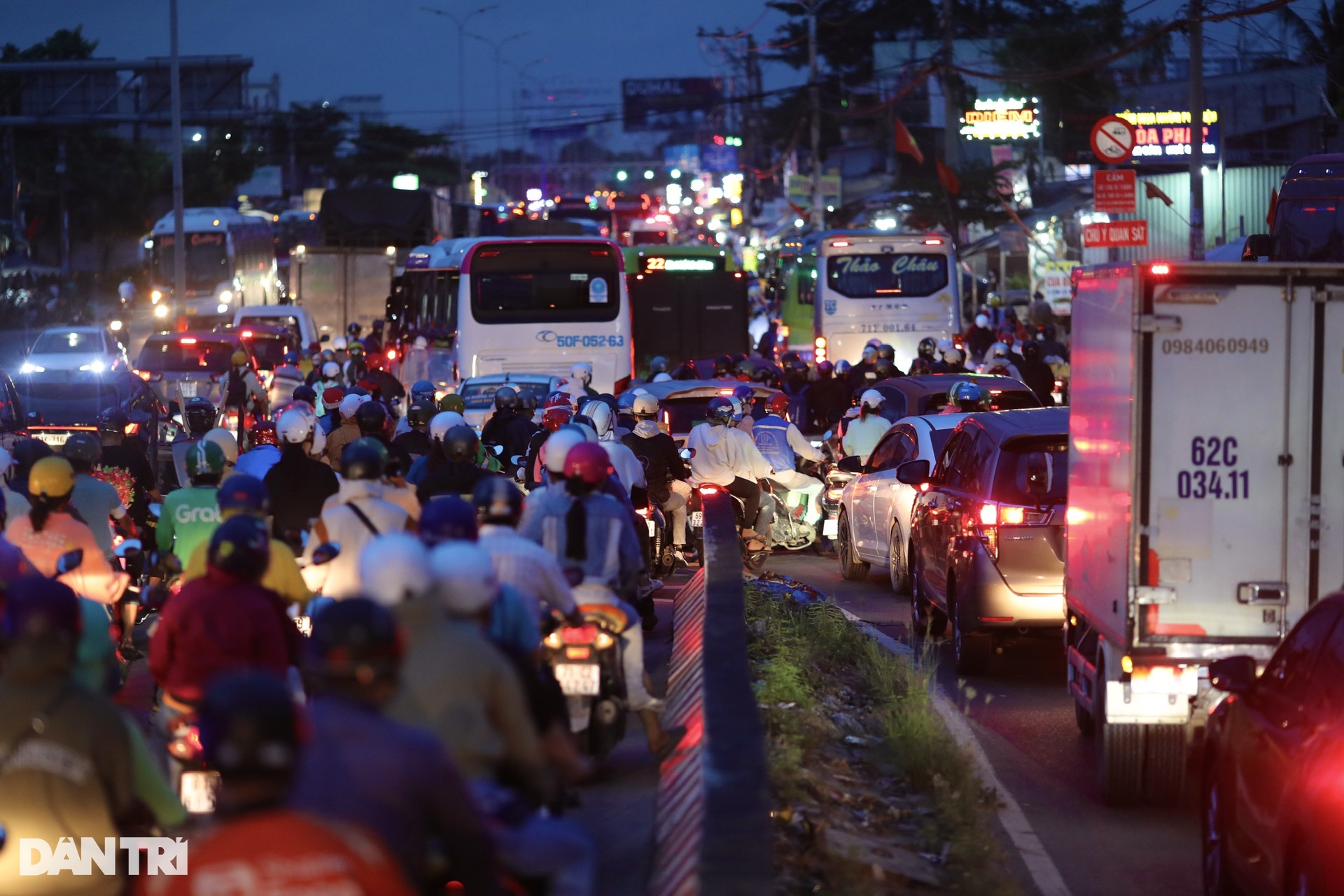 Cửa ngõ TPHCM kẹt xe nghiêm trọng khi người dân đổ về sau kỳ nghỉ lễ - 3 Cửa ngõ TPHCM kẹt xe nghiêm trọng khi người dân đổ về sau kỳ nghỉ lễ - 3