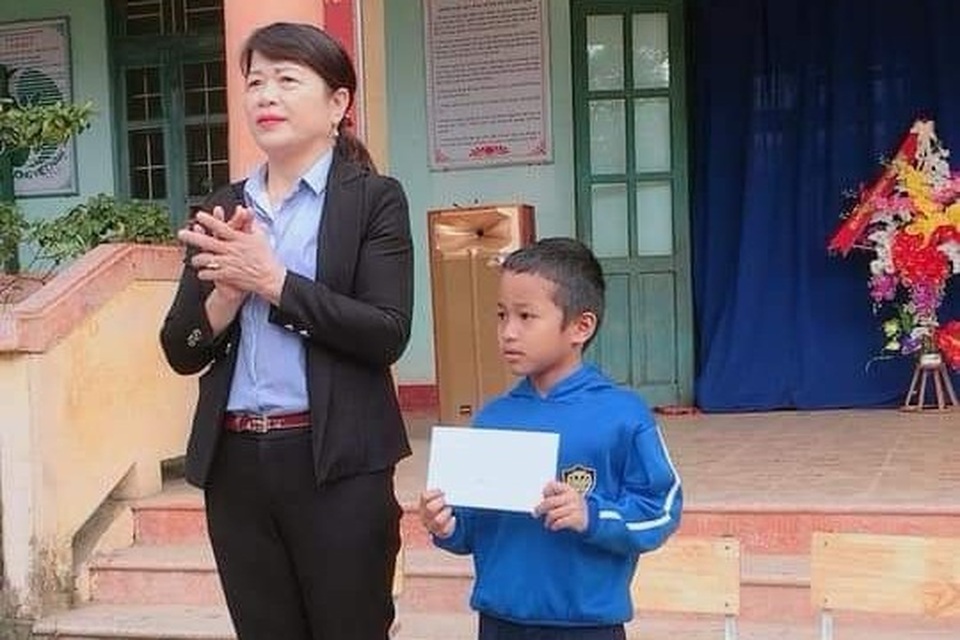 Biểu dương học sinh nghèo lớp 2 trả lại 7 triệu đồng nhặt được - 1 Biểu dương học sinh nghèo lớp 2 trả lại 7 triệu đồng nhặt được - 1
