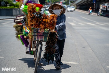 Hà Nội: Người lao động "oằn mình" mưu sinh dưới cái nắng như thiêu đốt
