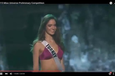 Phạm Hương diễn Bikini và trang phục dạ hội