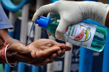 9 người tử vong vì uống nước sát khuẩn chứa cồn để thay rượu