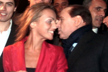 Cựu thủ tướng Italia Berlusconi đính hôn với người đẹp kém 50 tuổi