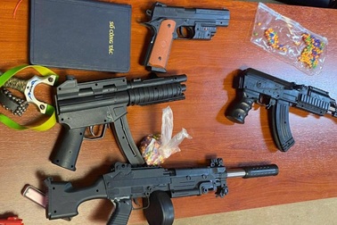 Phát hiện nhóm thanh niên đi xe máy không đội mũ, mang súng bắn đạn nhựa