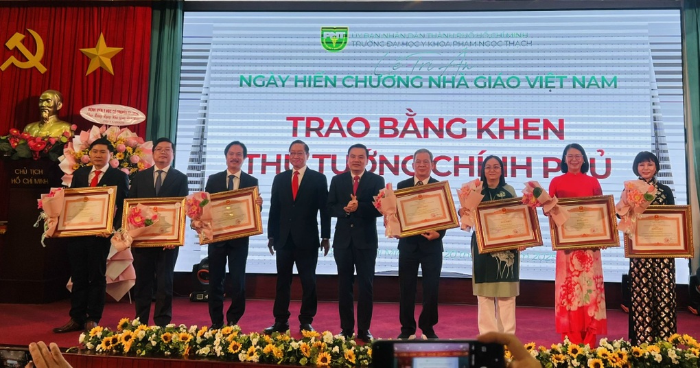 Sinh viên Lào làm thơ tặng giáo viên Việt nhân ngày 20/11 - 6