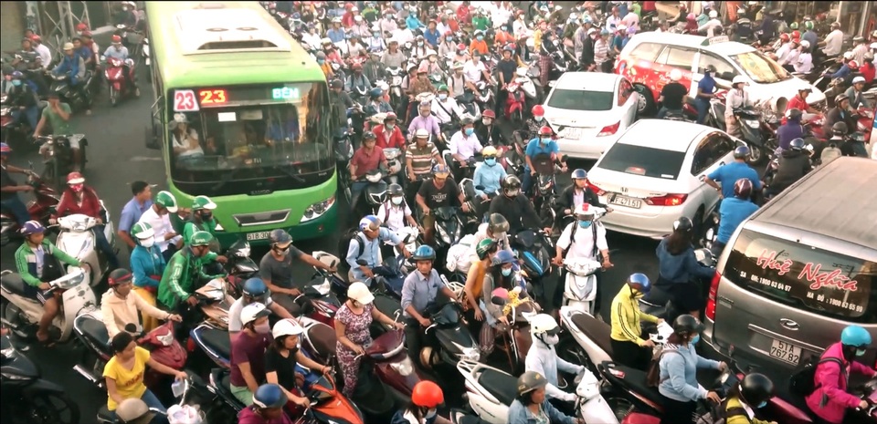 Ra đường như ra trận – nỗi khổ của tài xế Việt - 1 Ra đường như ra trận – nỗi khổ của tài xế Việt - 1
