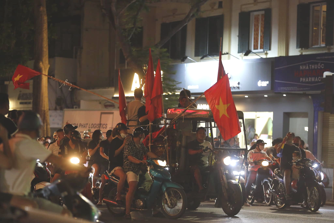 Đông nghẹt người đổ về Hồ Gươm ăn mừng U23 Việt Nam chiến thắng - 8 Đông nghẹt người đổ về Hồ Gươm ăn mừng U23 Việt Nam chiến thắng - 8