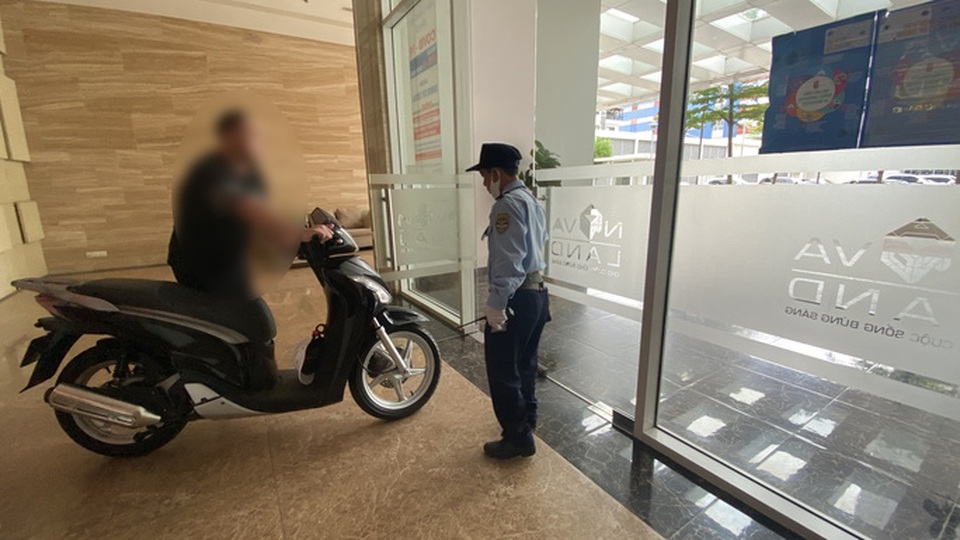 Bi hài chuyện phải mang xe máy lên căn hộ cao cấp vì sợ mất trộm - 1 Bi hài chuyện phải mang xe máy lên căn hộ cao cấp vì sợ mất trộm - 1