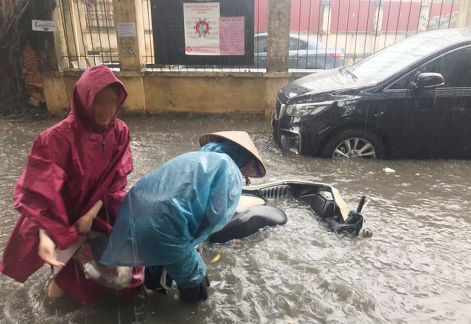 Chiều qua Hà Nội có trận mưa tháng 3 lớn nhất trong vòng 50 năm - 1 Chiều qua Hà Nội có trận mưa tháng 3 lớn nhất trong vòng 50 năm - 1