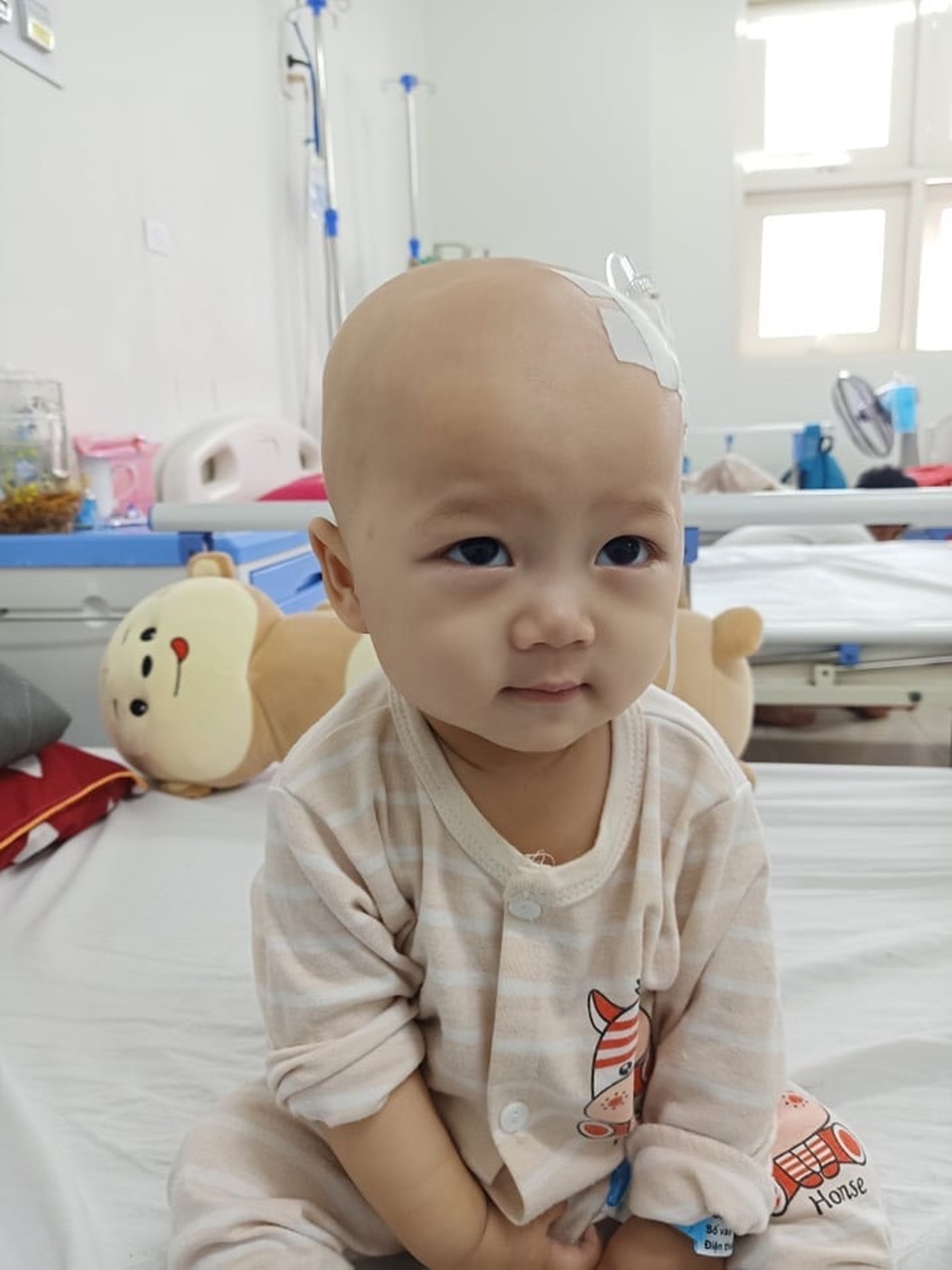 Cầu mong phép mầu đến với bé trai 1 tuổi bị ung thư kép hành hạ - 3 Cầu mong phép mầu đến với bé trai 1 tuổi bị ung thư kép hành hạ - 3
