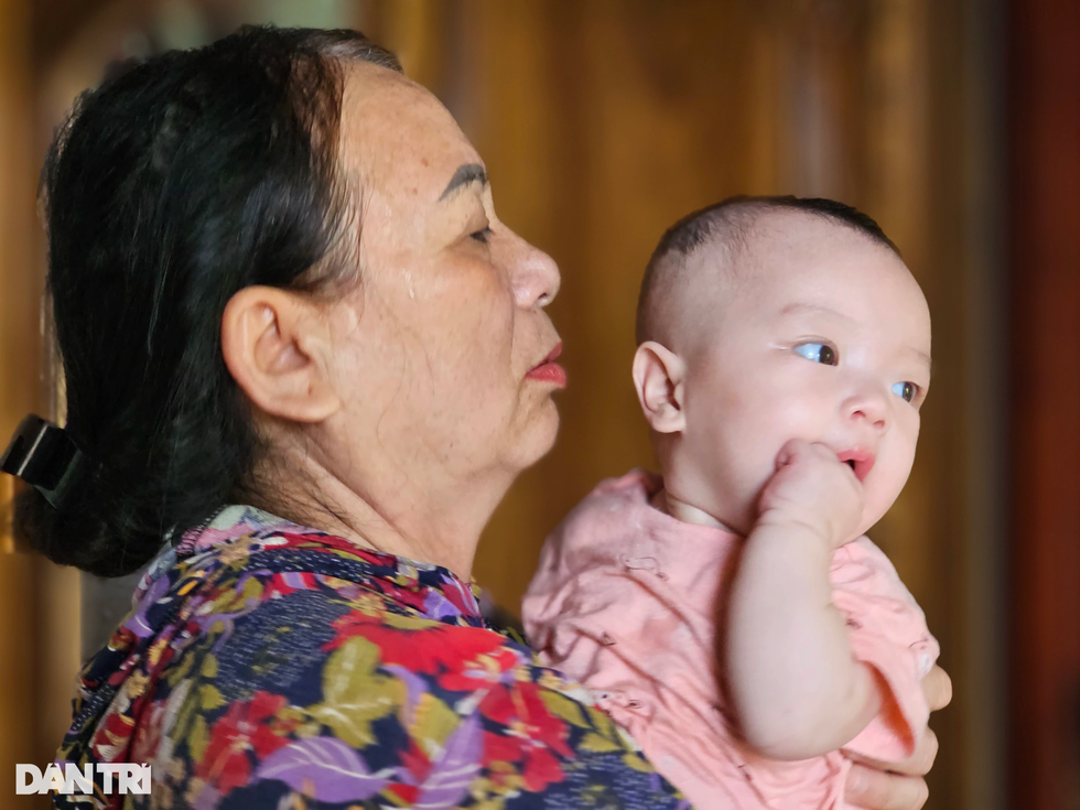 Chuyện buồn của người mẹ trẻ đơn thân từ chối điều trị ung thư để sinh con - 11 Chuyện buồn của người mẹ trẻ đơn thân từ chối điều trị ung thư để sinh con - 11