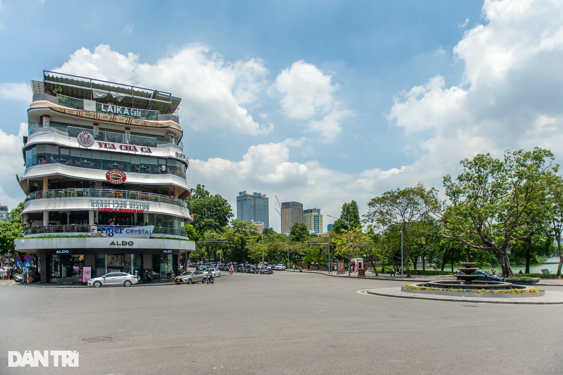 Hà Nội nắng nóng đỉnh điểm, đường phố vắng bóng người giữa trưa - 1 Hà Nội nắng nóng đỉnh điểm, đường phố vắng bóng người giữa trưa - 1