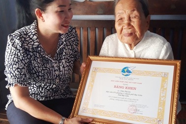 Trao bằng khen cụ bà 93 tuổi ủng hộ tiền chống dịch Covid-19