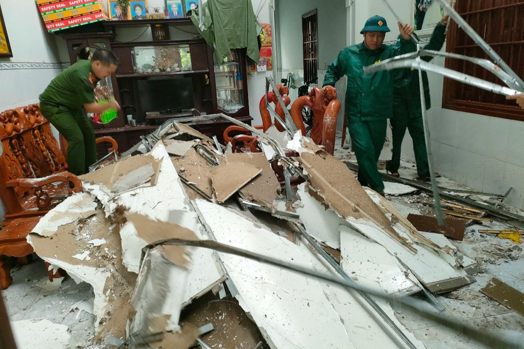 Nhà dân tốc mái, cây xanh gãy đổ vì dông lốc ở Lâm Đồng - 2 Nhà dân tốc mái, cây xanh gãy đổ vì dông lốc ở Lâm Đồng - 2