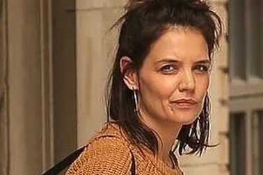Katie Holmes ra phố sau tin đồn chia tay bạn trai