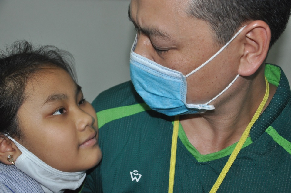 Sự sống của bé gái 10 tuổi lơ lửng như chỉ mành treo chuông - 4 Sự sống của bé gái 10 tuổi lơ lửng như chỉ mành treo chuông - 4