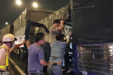 8 ô tô tông nhau liên hoàn, 1 tài xế gãy chân kêu cứu trong cabin