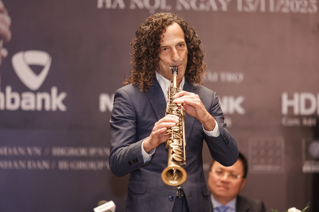 Kenny G tặng kèn saxophone, tích cực tập nói tiếng Việt - 1 Kenny G tặng kèn saxophone, tích cực tập nói tiếng Việt - 1