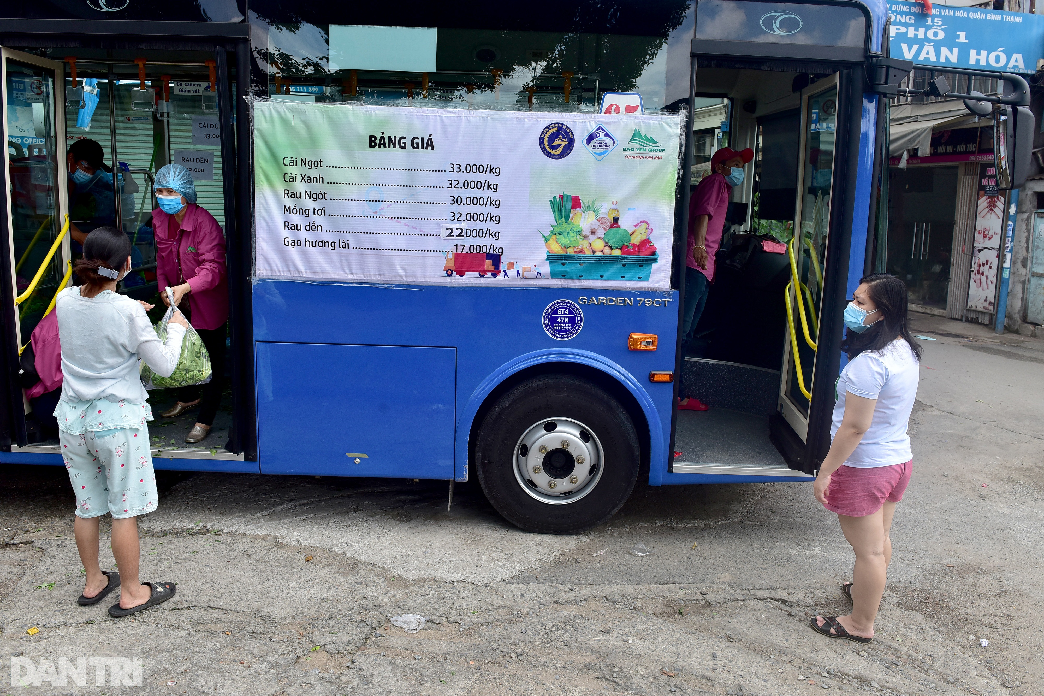 Biến xe buýt thành siêu thị dã chiến chở rau củ đi bán cho dân Sài Gòn - 4 Biến xe buýt thành siêu thị dã chiến chở rau củ đi bán cho dân Sài Gòn - 4