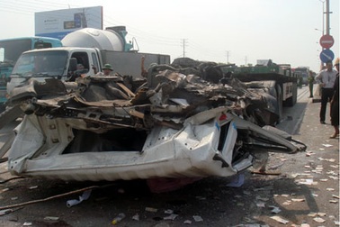 Hàng chục cuộn thép nghiền nát cabin container