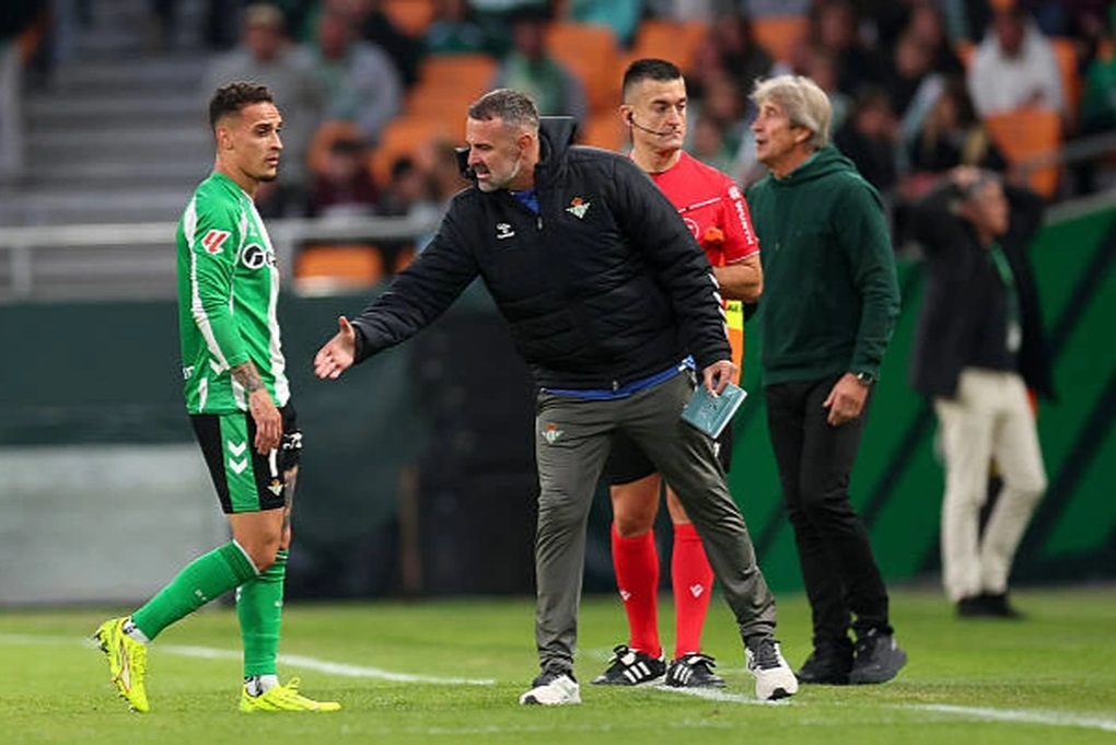 Antony nhận thẻ đỏ sau pha tung người móc bóng không cần thiết - 2