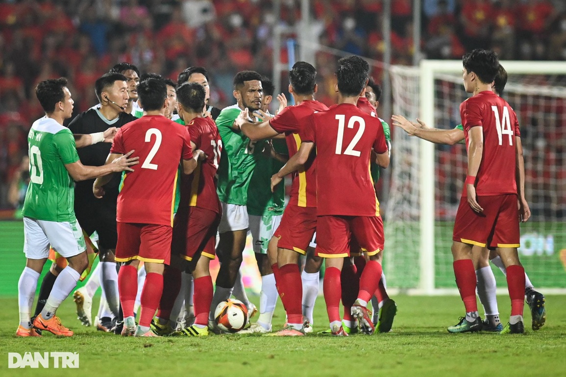 Cầu thủ U23 Indonesia bỏ bóng đạp người, Hoàng Đức phản ứng dữ dội - 2 Cầu thủ U23 Indonesia bỏ bóng đạp người, Hoàng Đức phản ứng dữ dội - 2