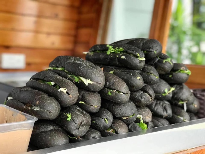 HOT: Xuất hiện loại bánh mì màu đen tuyền gây xôn xao MXH, đặc biệt nhất là được lấy cảm hứng từ… than Quảng Ninh - Ảnh 2. HOT: Xuất hiện loại bánh mì màu đen tuyền gây xôn xao MXH, đặc biệt nhất là được lấy cảm hứng từ… than Quảng Ninh - Ảnh 2.