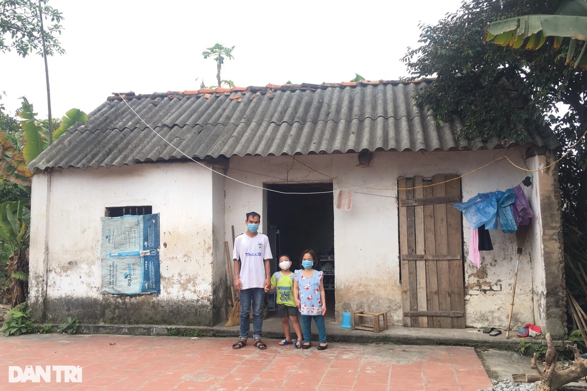 Bố mù, mẹ mắc bệnh xương thủy tinh, thương bé 7 tuổi đói cơm rách áo - 5 Bố mù, mẹ mắc bệnh xương thủy tinh, thương bé 7 tuổi đói cơm rách áo - 5