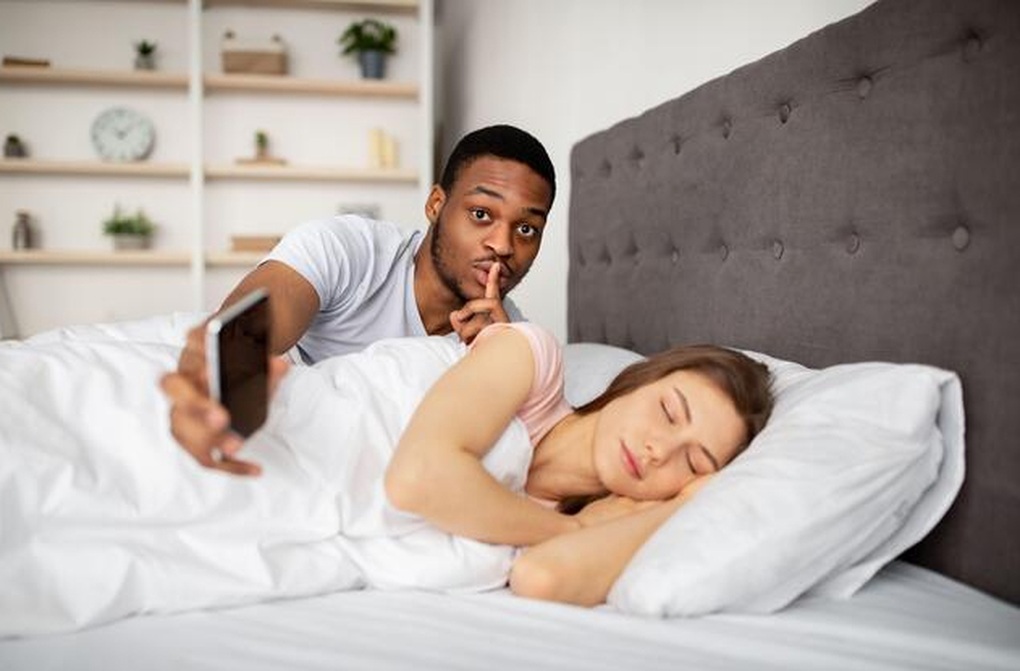 Tại sao bạn trai kiểm tra điện thoại của tôi trong khi tôi ngủ? - 1 Tại sao bạn trai kiểm tra điện thoại của tôi trong khi tôi ngủ? - 1