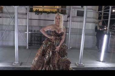 Nicki Minaj sành điệu dự tiệc