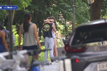 Suri Cruise hôn bạn trai trên phố, chính thức có mối tình đầu