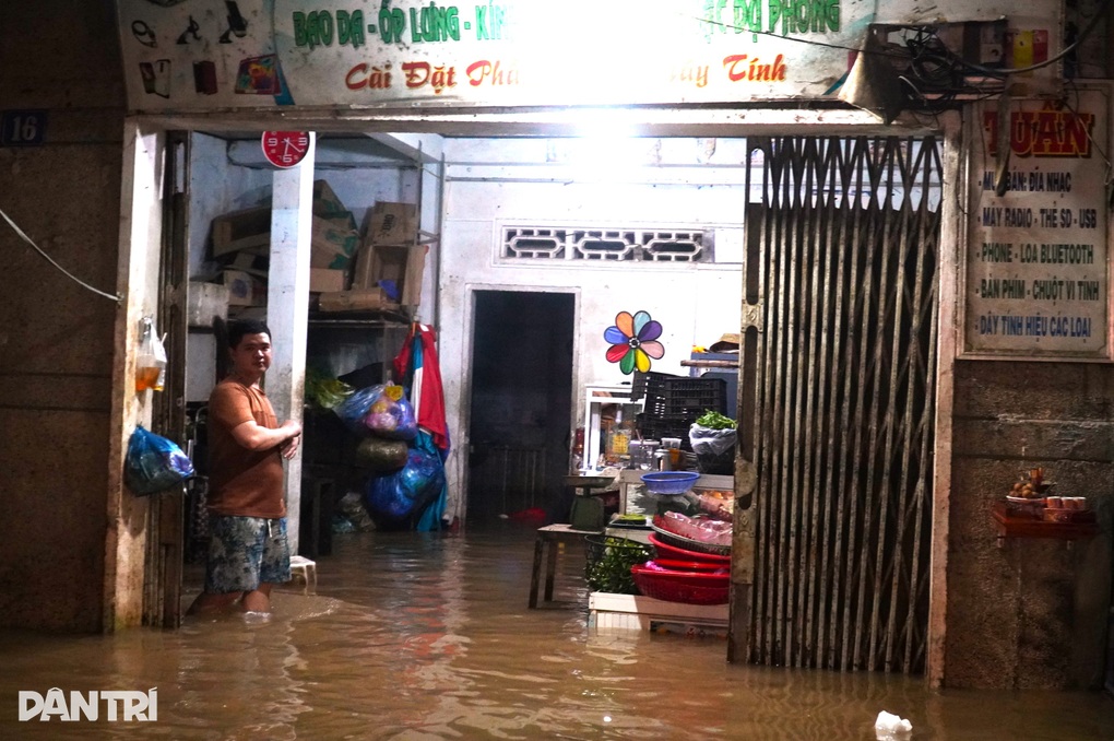 Phố Tây Đô ngập thành sông vì triều cường, tiểu thương khóc ròng - 2