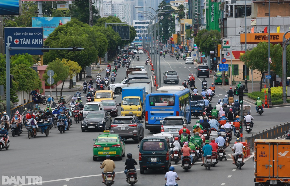 Giao thông TPHCM lại đông đúc như chưa từng có lệnh giãn cách - 8 Giao thông TPHCM lại đông đúc như chưa từng có lệnh giãn cách - 8