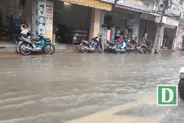 Đường phố Cần Thơ, Vĩnh Long triều cường gây ngập nặng