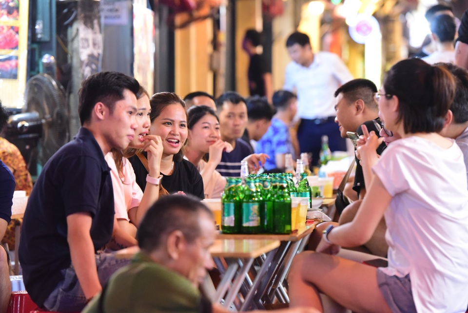 Sát giờ đóng cửa chống Covid-19, phố bia Tạ Hiện vẫn tưng bừng, nhộn nhịp - 8 Sát giờ đóng cửa chống Covid-19, phố bia Tạ Hiện vẫn tưng bừng, nhộn nhịp - 8