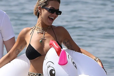 Rita Ora khoe ngực đầy trong kỳ nghỉ hè