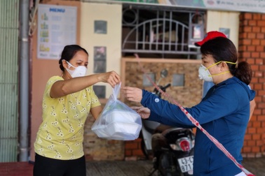 Quán ăn vùng xanh ở Đà Nẵng: "Nhìn khách đến mua mang về vui quá trời!"