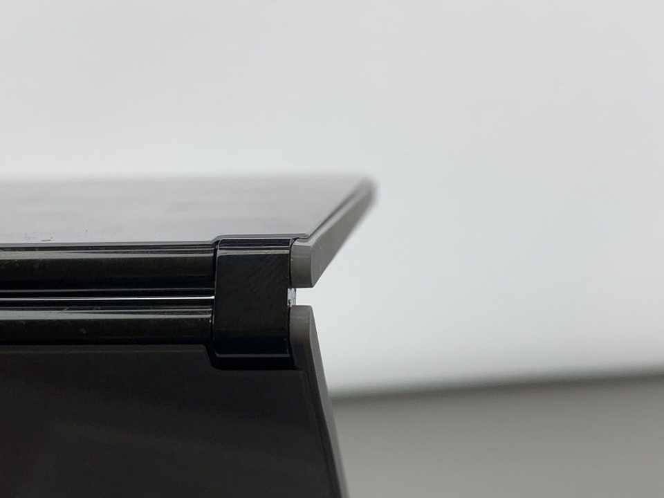 Chùm ảnh thực tế chiếc smartphone 2 màn hình Surface Duo của Microsoft - 6 Chùm ảnh thực tế chiếc smartphone 2 màn hình Surface Duo của Microsoft - 6