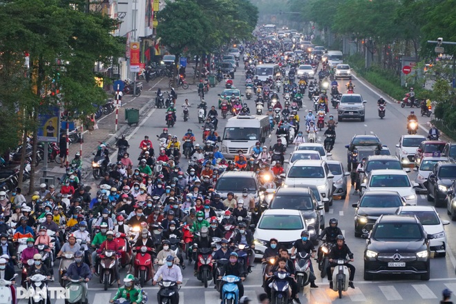 Giao thông “nghẹt thở” tại tuyến đường sắp có làn ưu tiên xe buýt - 9 Giao thông “nghẹt thở” tại tuyến đường sắp có làn ưu tiên xe buýt - 9